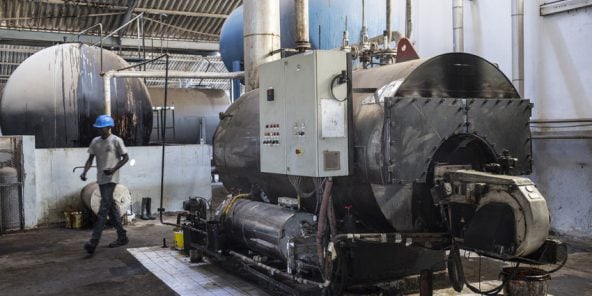 Visite de la raffinerie d’huile d’arachide Oleosen Machine productrice de vapeur d’eau pour chauffer l’huile. Dakar, Sénégal le 22 juin 2016.