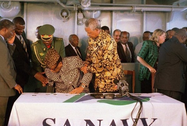 À bord de l’Outeniqua, avec Mandela, lors de la rencontre entre Mobutu (à g.) et Laurent-Désiré Kabila, le 4 mai 1997.