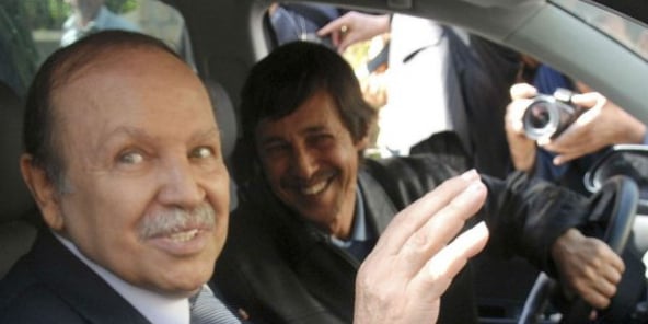 L’ancien président algérien Abdelaziz Bouteflika lors de sa réélection le 10 avril 2009, conduit par son petit frère Saïd.
