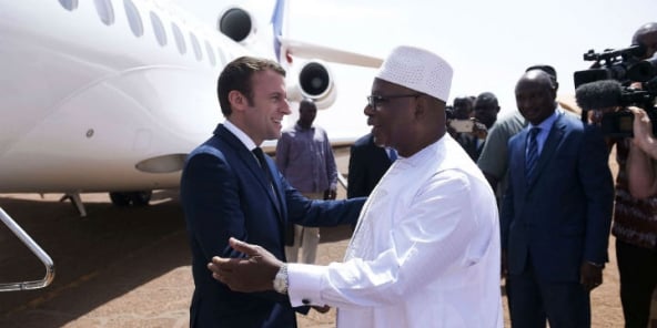 Le président malien, Ibrahim Boubacar Keïta, salue le président français, Emmanuel Macron, venu rencontrer les soldats français de l'opération Barkhane à Gao, le 19 mai 2017.