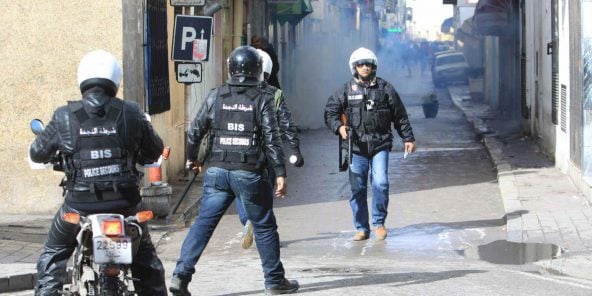 Des policiers tunisiens dans le centre de Tunis, en février 2013.