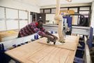 Dans le FabLab, un « CNC Shopbot » reproduit le modèle créé sur ordinateur.