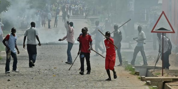 Des membres de la ligue des jeunes du parti au pouvoir au Burundi, les "Imbonerakure", affrontent des opposants au président Pierre Nkurunziza, le 25 mai 2015 à Bujumbura.