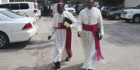 Deux membres du clergé arrive à une réunion de la médiation catholique, le 21 décembre 2016 ) Kinshasa.