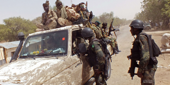 Des membres de la coalition régionale contre Boko Haram près de la ville de Fotokol, dans l'extrême nord du Cameroun, le 19 février 2015 (photo d'illustration).