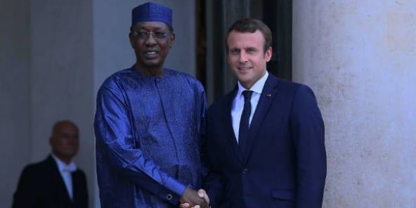 Le Tchadien Idriss Déby Itno et le Français Emmanuel Macron lors du sommet sur l’immigration avec les dirigeants européens et africains, à Paris, le 28 août 2017.
