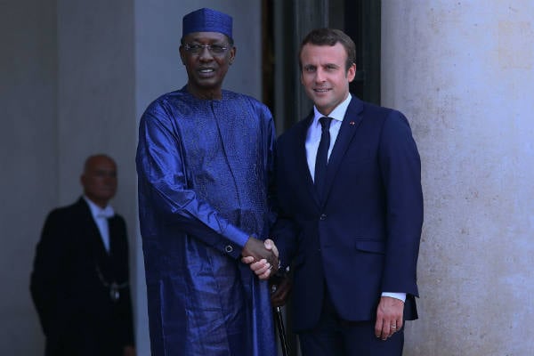 Le Tchadien Idriss Déby Itno et le Français Emmanuel Macron lors du sommet sur l'immigration avec les dirigeants européens et africains, à Paris, le 28 août 2017. © Alfonso Jimenez/SIPA