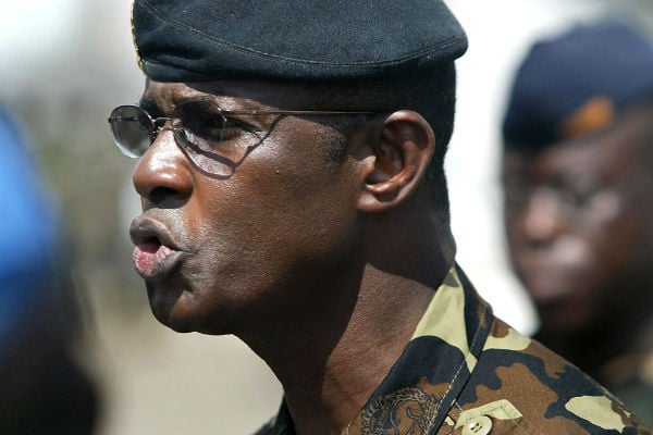 Philippe Mangou s'adressant à ses troupes à Abidjan, le 19 novembre 2004.