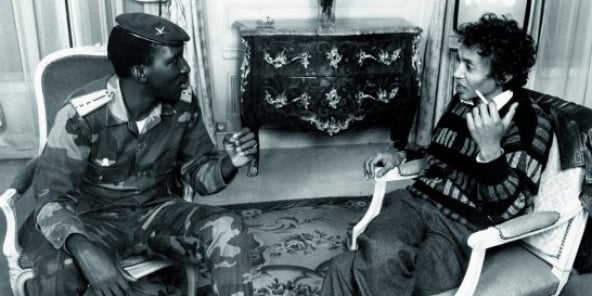 Le capitaine Thomas Sankara et le journaliste Sennen Andriamirado, à Paris, en 1986.