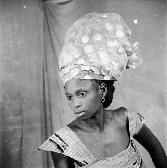 L'un des nombreux portrait de Roger daSilva, pris dans son studio de Gueule Tapée, à Dakar, entre 1956 et 1969.