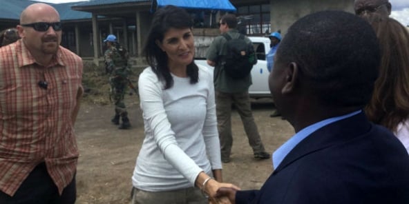 Nikki Haley, ambassadrice des Etats-Unis auprès de l’ONU, lors d’une visite à des déplacés à Kitchanga, dans le Nord-Kivu.