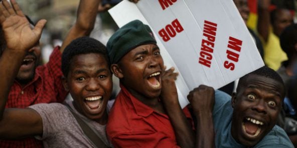 Des Zimbabwéens célèbrent la démission de Robert Mugabe, à Harare, ce mardi 21 novembre.