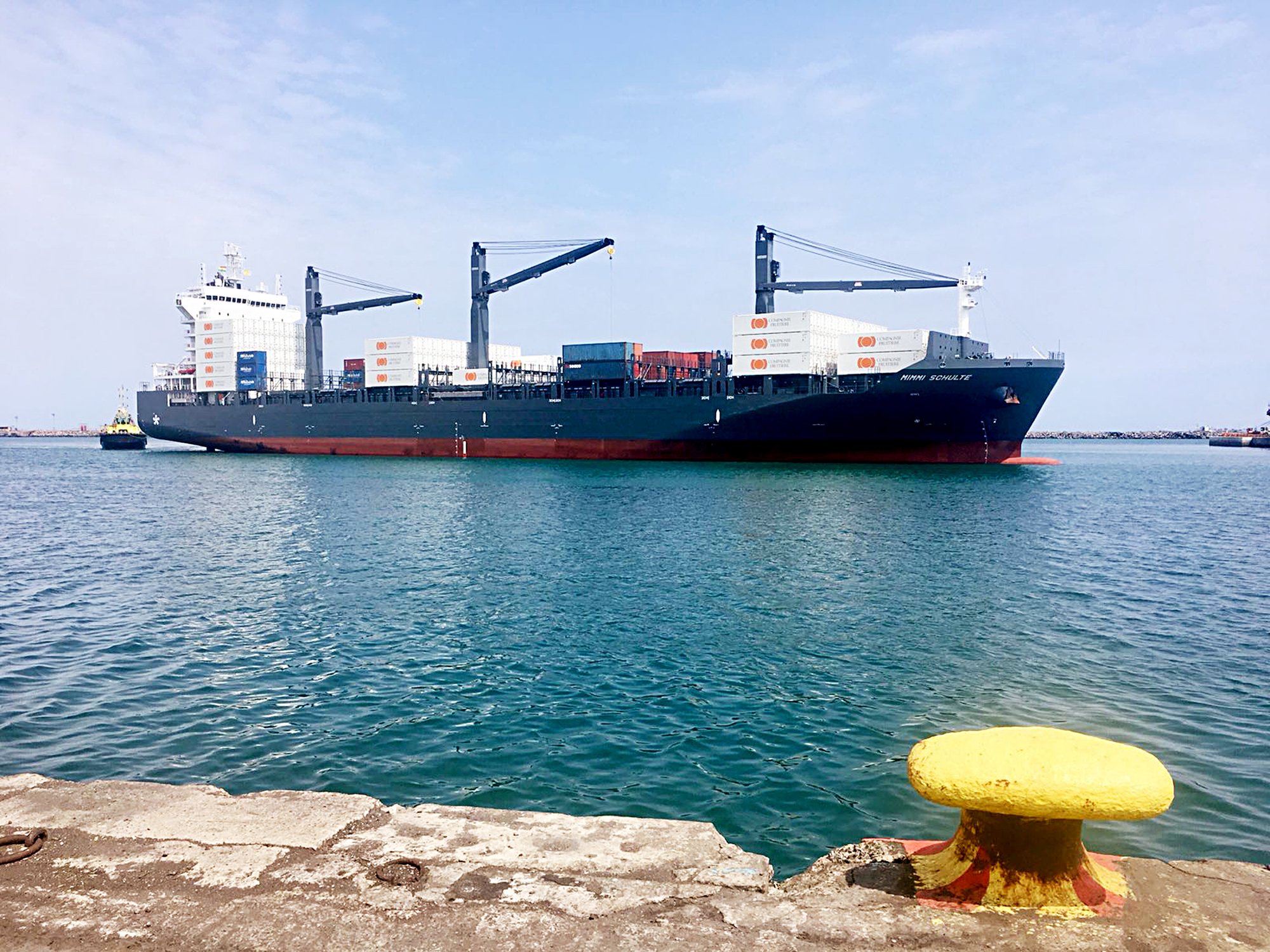 Le Mimmi Schulte, un des nouveaux porte-conteneurs du producteur, dans le port de Tema, au Ghana. © La Compagnie Fruitière