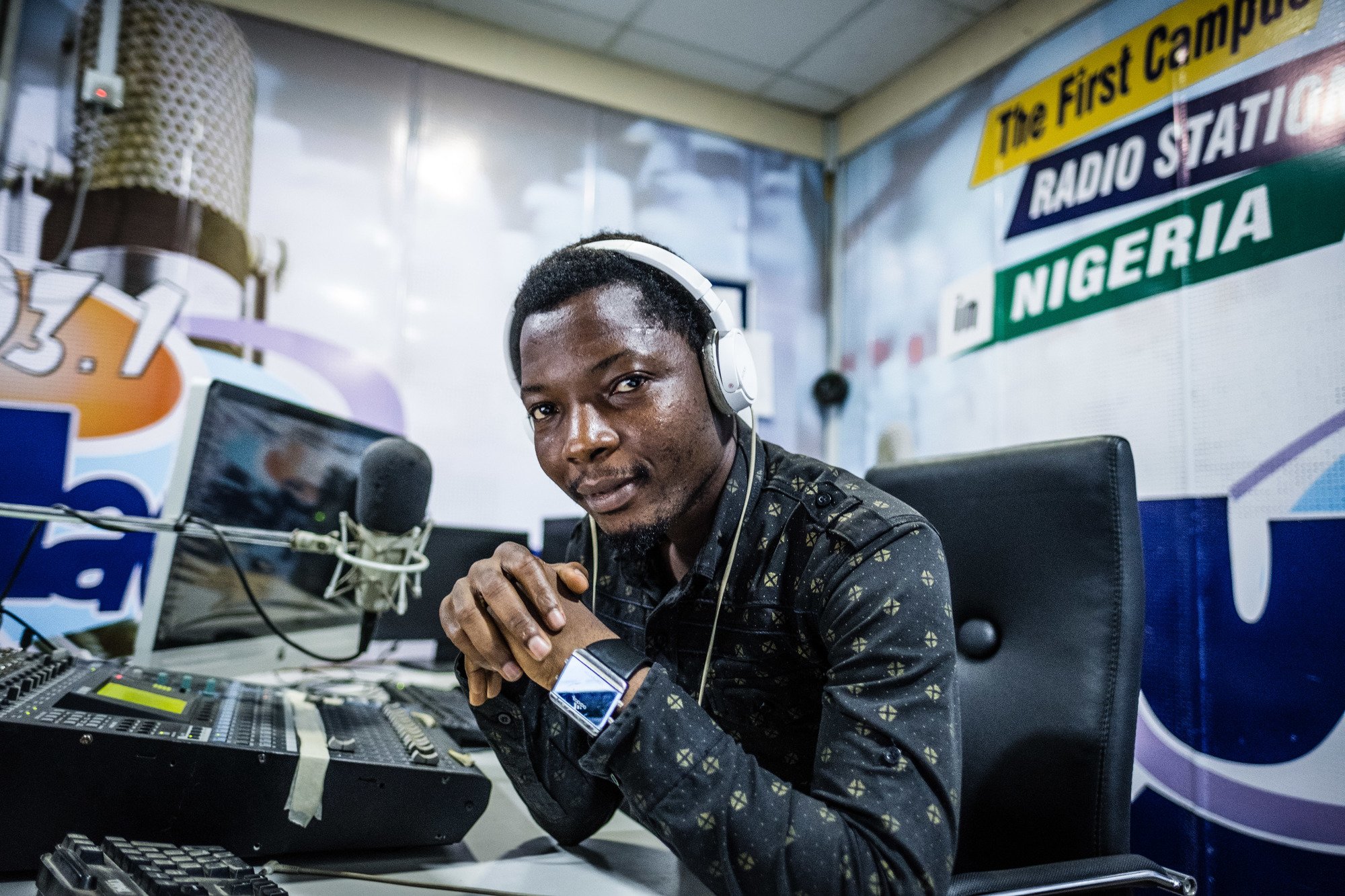 Éric Koufedji, animateur radio togolais arrivé il y a dix ans, présente des émissions en français sur Unilag FM et Metro FM. © Tom Saater pour JA