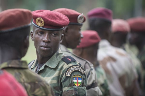 Des soldats des Forces armées centrafricaines (FACA), le 20 mars 2014 à Bangui, lors des prémisses de la reconstruction des FACA.
