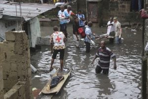 Des sauveteurs évacuent les corps sans vie d'enfants morts dans les inondations à Kinshasa, en janvier 2018. © John Bompengo/AP/SIPA