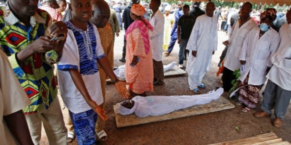 Le 2 octobre 2009, à Conakry, les proches des victimes du massacre du 28 septembre viennent identifier les corps.