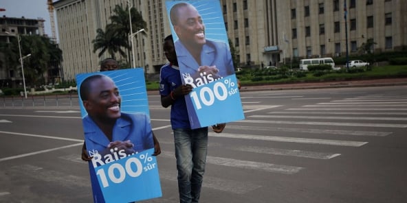 Deux partisans du président Joseph Kabila, le 9 décembre 2011 à Kinshasa.