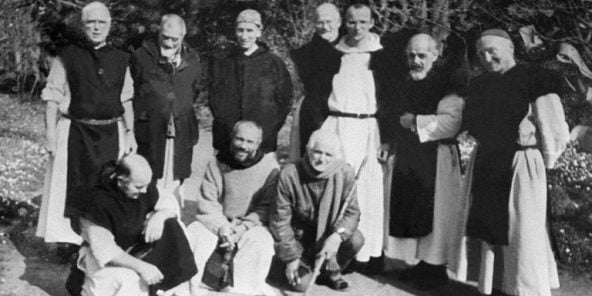 Photo non datée montrant, au premier rang de gauche à droite, Frère Paul, Frère Christophe, et au second rang Frère docteur Luc Dorchier (deuxième à gauche), Frère Michel (troisième à gauche), Père Amède (deuixème à droite) et Frère Jean-Pierre (1er à droite), six des sept moines kidnappés à Tibéhirine en 1996.