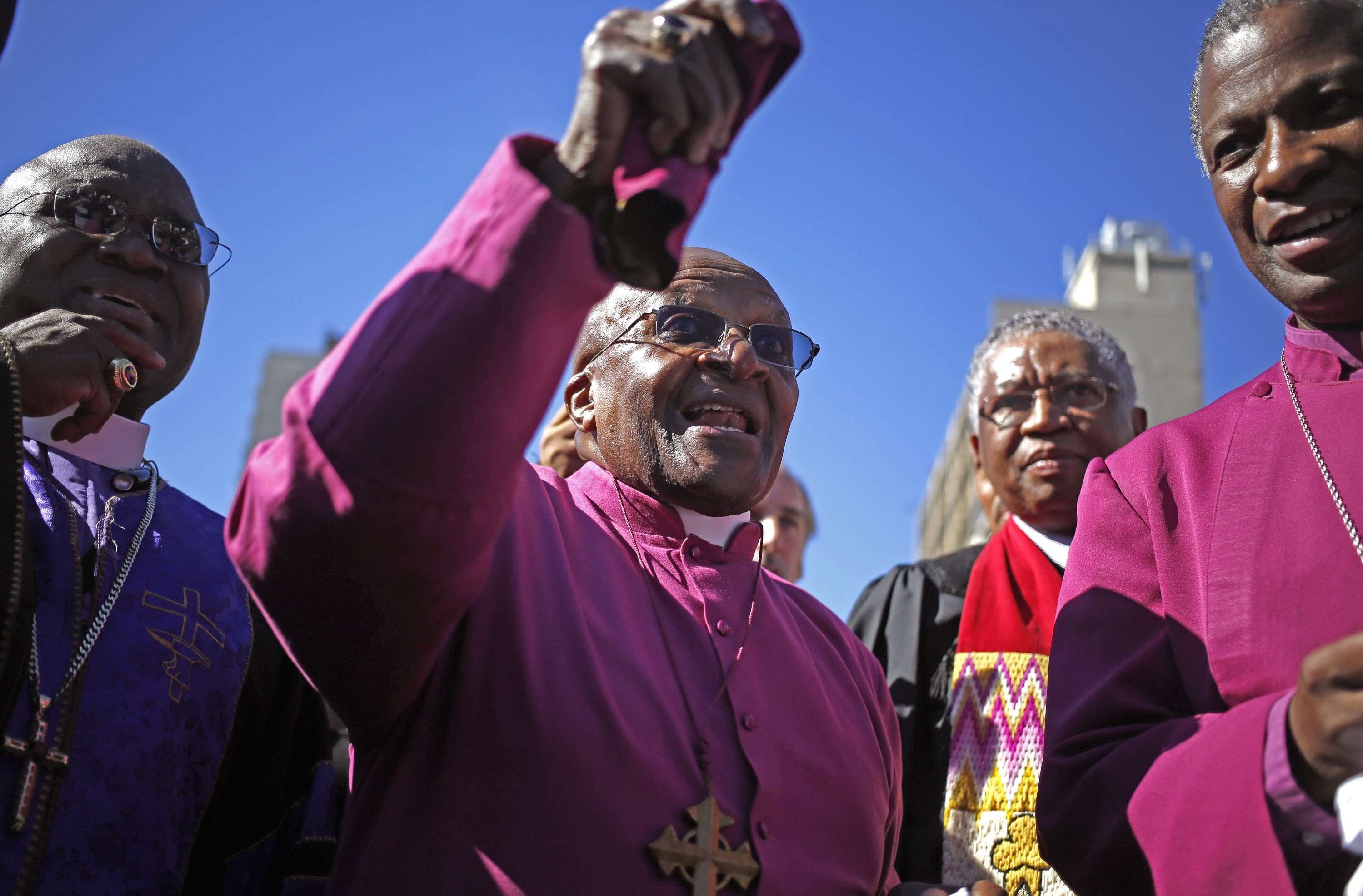 Desmond Tutu, au centre, lors dune manifestation en 2014.