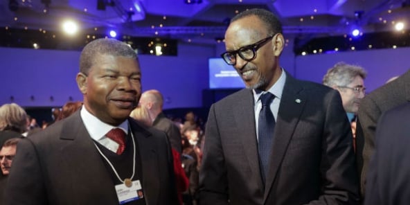 João Lourenço, à gauche, le président de l’Angola et Paul Kagame, à droite, président du Rwanda, assistent à la séance d’ouverture du Forum économique mondial, WEF, à Davos, en Suisse, le 23 janvier 2018