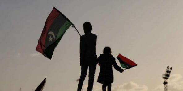 Des enfants en train de brandir le drapeau libyen, lors du deuxième anniversaire du soulèvement de 2011.