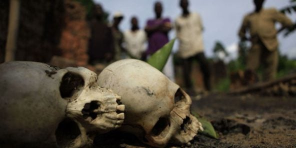 Les restes de jeunes hommes tués en mars 2011 dans un incendie criminel, près de Blolequin, dans l'ouest de la Côte d'ivoire.