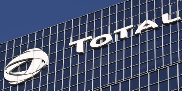 Le logo de Total sur la tour de La Défense à Paris, jeudi 11 janvier 2016.