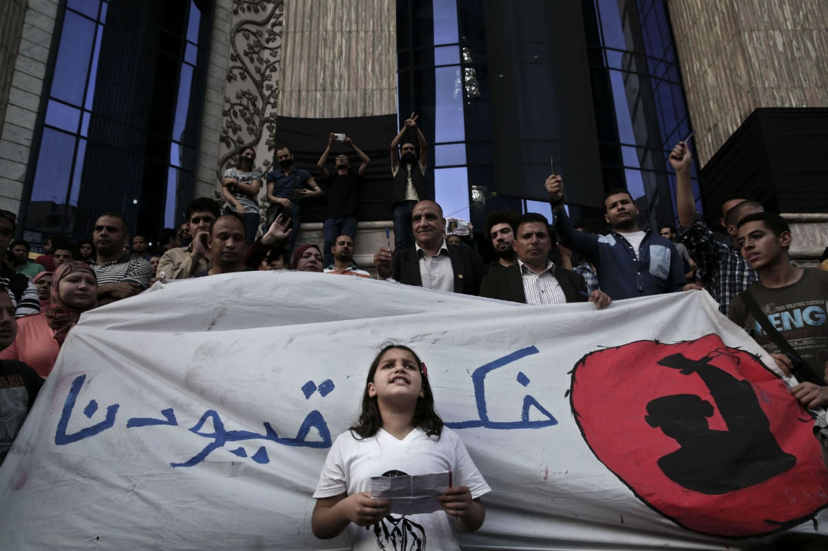 « Brisez nos chaînes », peut-on lire sur la banderole déployée lors d’une manifestation devant le syndicat de la presse, au Caire, en mai 2016. © Nariman El-Mofty/AP/SIPA