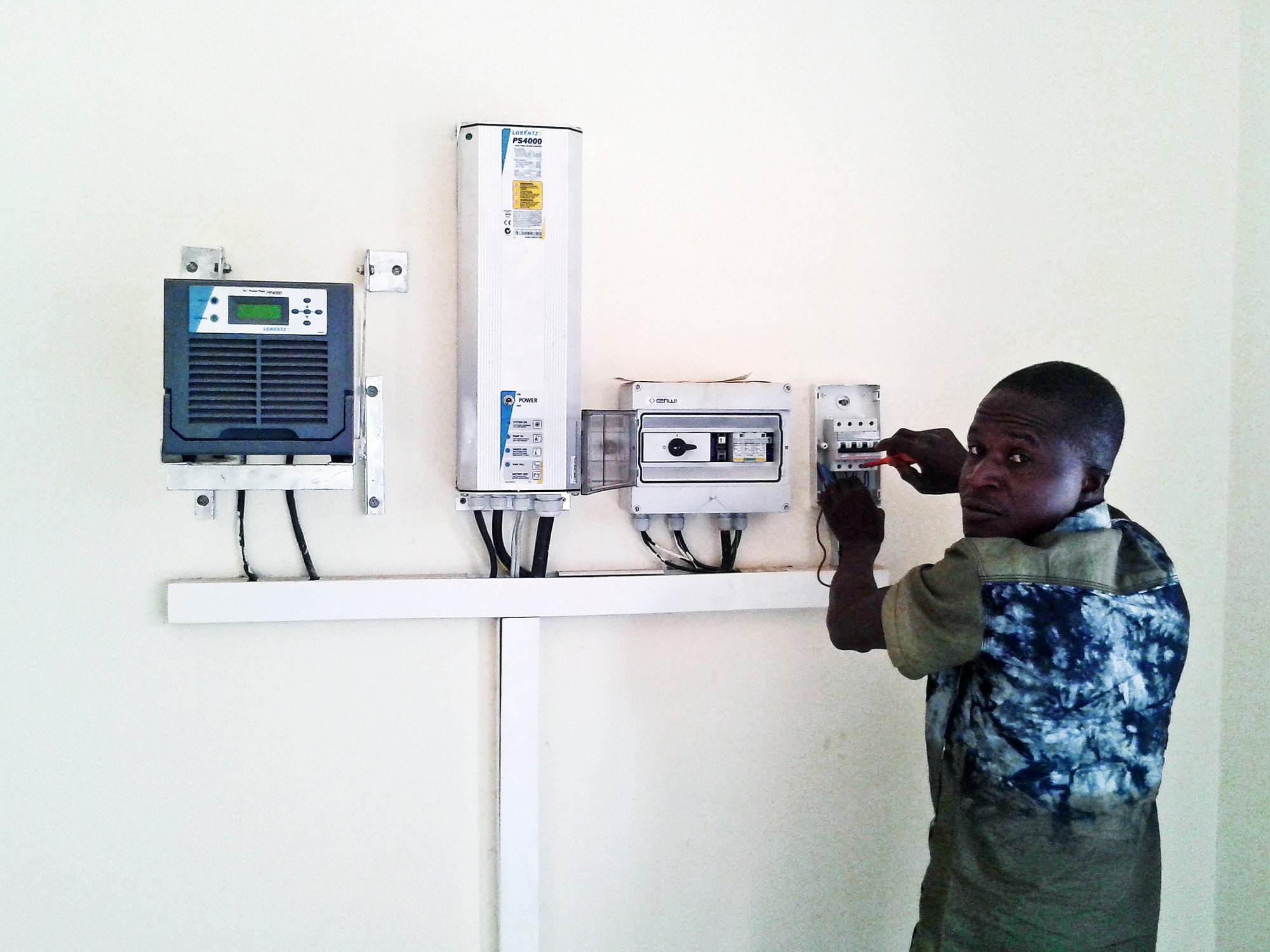 Système d’adduction d’eau potable par pompage à énergie solaire, à Ronga.