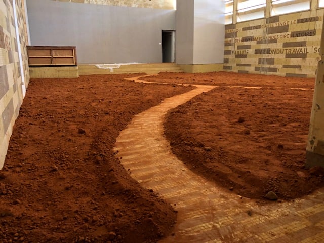 Installation accédant à l'oeuvre du Malgache Rina Ralay-Ranaivo.