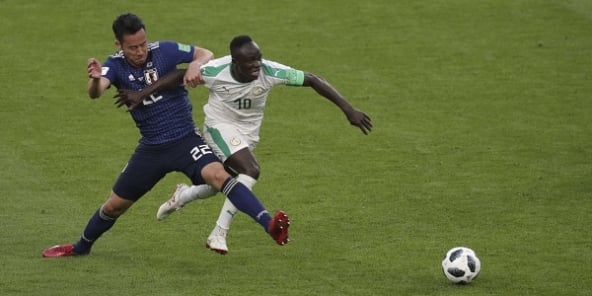 Le Sénégalais Sadio Mané prend de vitesse le Japonais Yoshiba, le 24 juin à Ekaretinbourg.