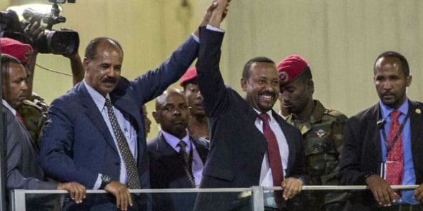 Le président érythréen Issayas Afeworki (à gauche) et le Premier ministre éthiopien Abiy Ahmed, à Addis-Abeba le 15 juillet 2018.