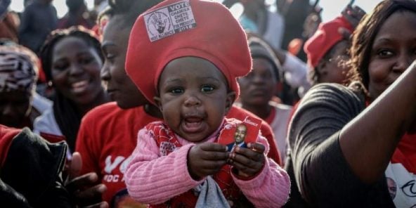 Des participants à un meeting de l’opposant Nelson Chamisa, candidat à la présidentielle zimbabwéenne du 30 juillet, le 21 juillet à Bulawayo, dans le sud du pays.