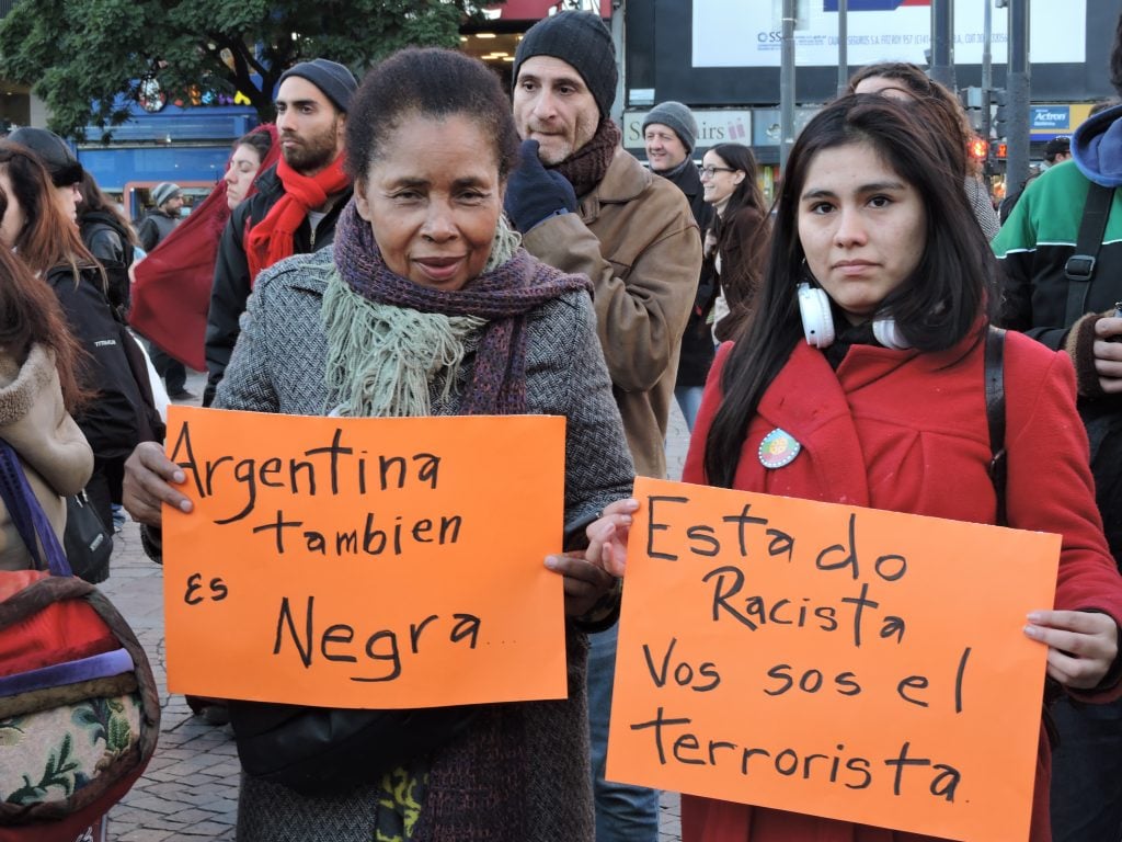 Une mobilisation organisée suite à la répression policière contre les Sénégalais, le 16 juin à Buenos Aires. Sur les panneaux, on peut lire : "L'Argentine aussi est noire" et "État raciste, c'est toi le terroriste !" © Élodie Descamps / JA