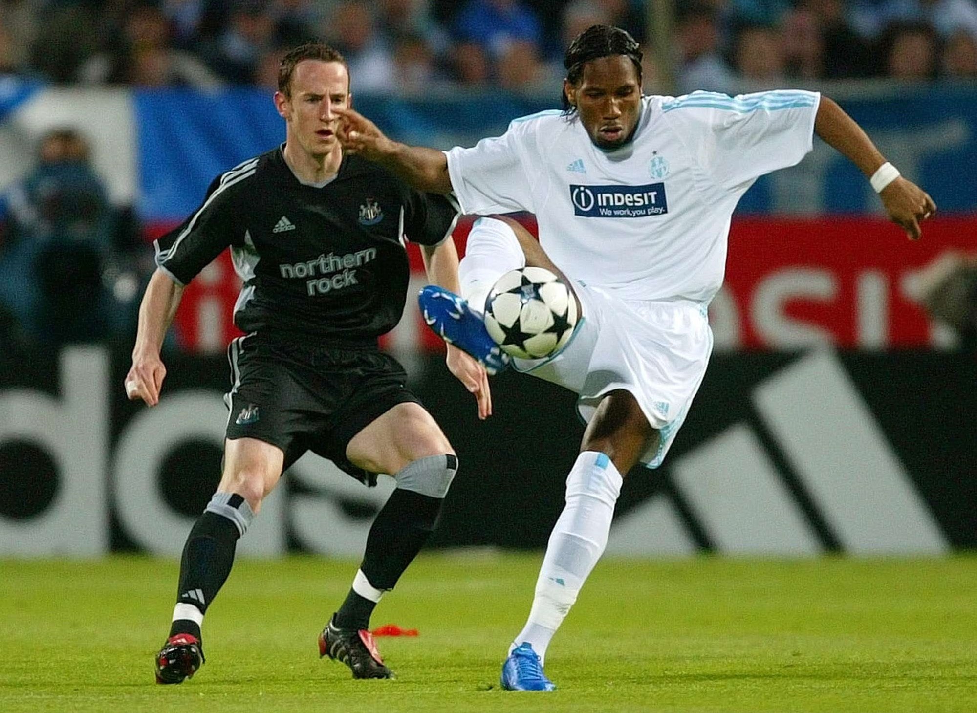 Didier Drogba, à droite, contre le joueur de Newcastle Alan Shearer, lors du match de demi-finale de Coupe UEFA, le 6 mai 2004 à Marseille. © LIONEL CIRONNEAU/AP/SIPA