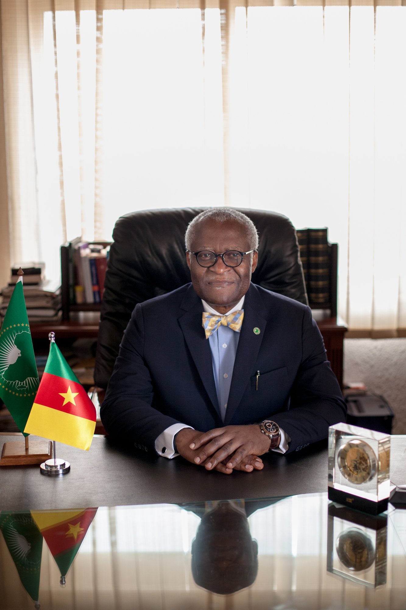 Akere Muna dans son bureau d'avocat. © Adrienne Surprenant/Collectif Item pour Jeune Afrique
