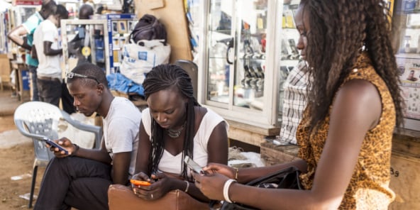 Des utilisateurs de smartphones à Dakar, en mai 2015 (image d’illustration).