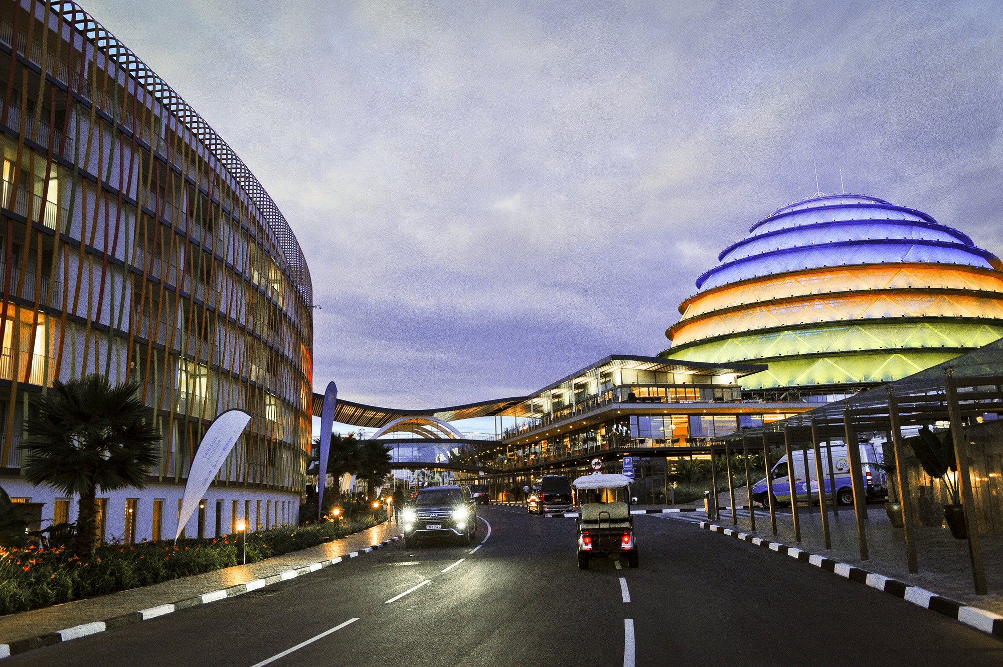 Le Convention Center de Kigali jouxte l'hotel Radisson Blu. Photo : Vincent Fournier/Jeune Afrique Salle de Congres Batiment Nuit Capitale Ville Sommet