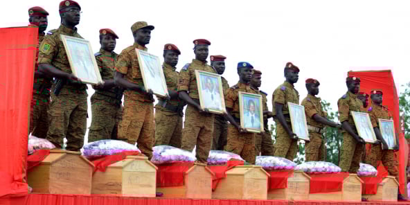 À Ouagadougou, le 31 août. Funérailles des sept soldats tués par une mine artisanale au sud de Fada N’Gourma.