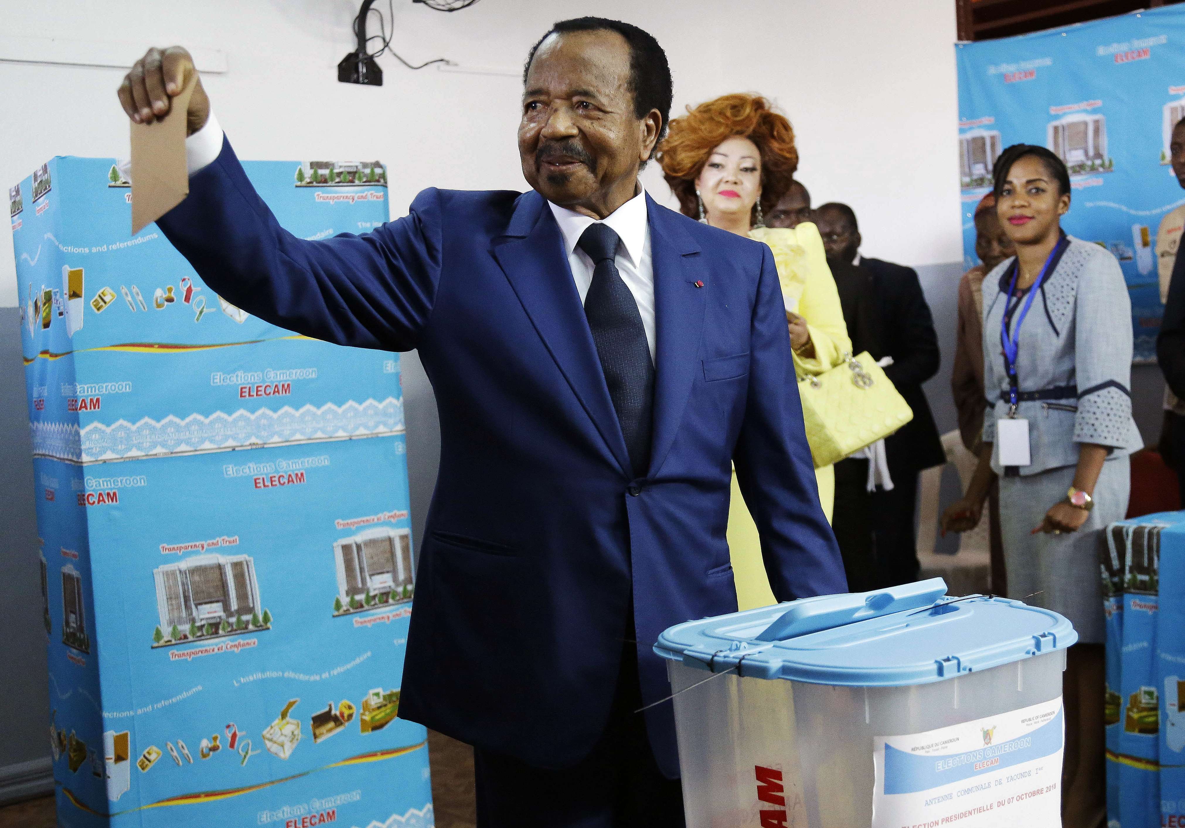 Le président sortant camerounais Paul Biya, votant lors de la présidentielle à Yaoundé, le 7 octobre 2018.