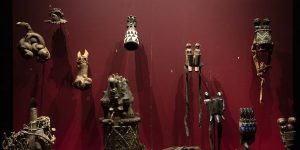Musée du quai Branly - Jacques Chirac. Vue de l'exposition "Madagascar, Arts de la Grande Île". Du 17 septembre 2018 au 1er janvier 2019.Commissariat : Aurélien Gaborit, responsable des collections Afrique et du Pavillon des Sessions (musée du Louvre).Première grande exposition consacrée à la « Grande Île » et à l’art de Madagascar, l’exposition au musée du quai Branly - Jacques Chirac se déroule en trois grandes sections pour évoquer de la manière la plus complète et la plus globale ces sujets inédits. La première section s’applique à situer Madagascar dans l’espace et dans le temps. La deuxième section est consacrée à l’art du monde des vivants, aux objets créés et utilisés dans l’environnement quotidien. La troisième section aborde le rapport avec les mondes invisibles et parallèles, et le monde des morts, qui marque profondément l’art de Madagascar.
