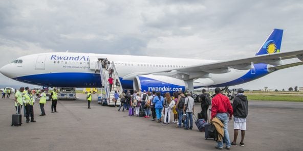 Les passagers de RwandAir montent a bord d’un de ses Airbus A330.Photo:Cyril NDEGEYA