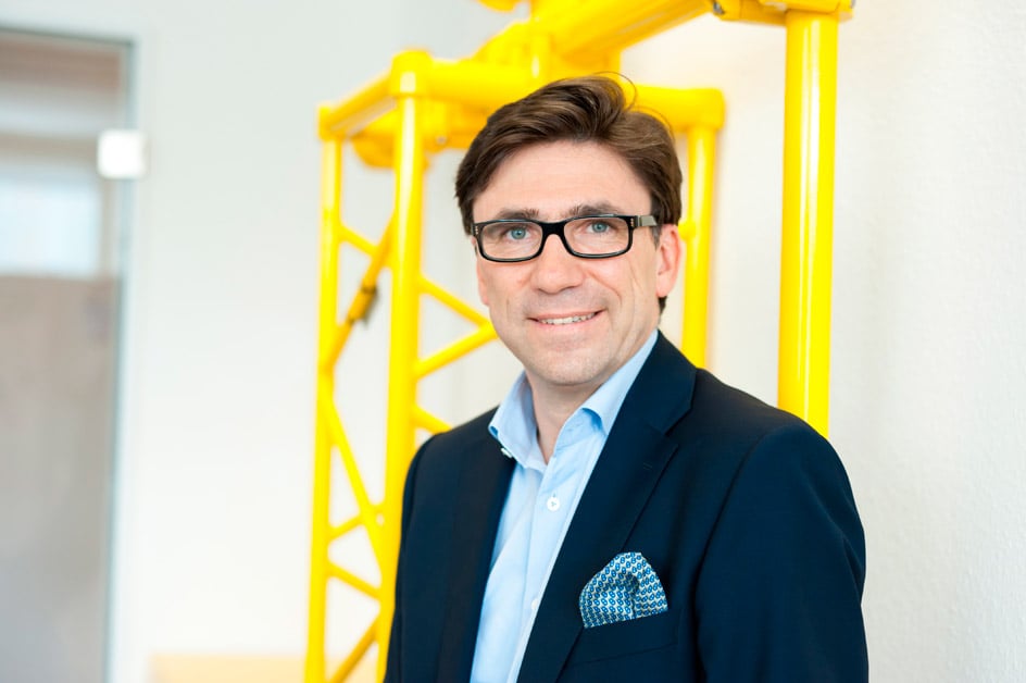 Alexander Herring occupe les postes de directeur régional des ventes Afrique chez ADB SAFEGATE et de directeur général d’ADB Safegate South Africa (Pty) Ltd. Totalisant plus de 20 ans d’expérience du secteur de l’aviation en Afrique, il est régulièrement invité pour intervenir lors de conférences traitant de ce sujet.