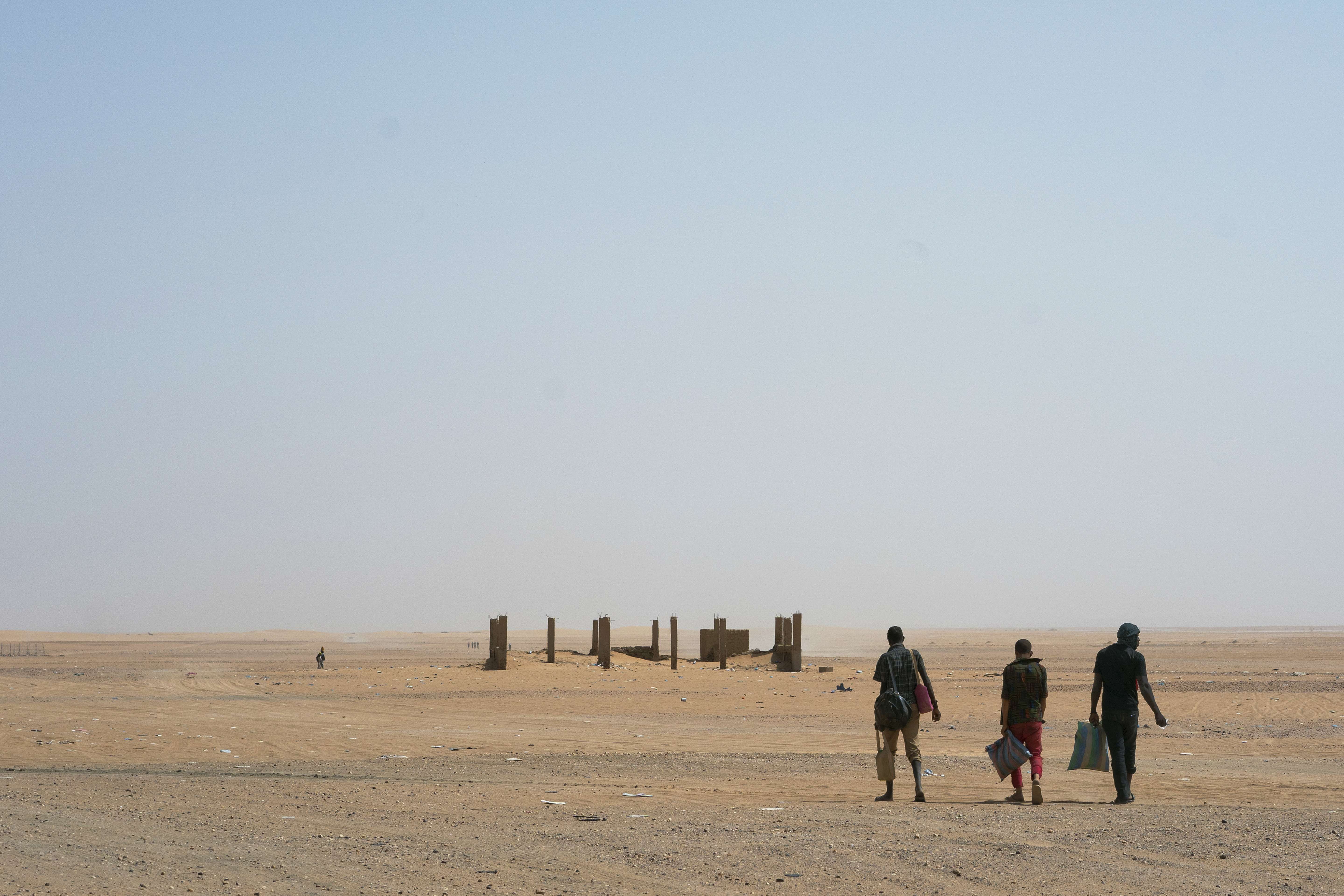 Des migrants pénètrent dans le Sahara algérien via le poste frontière nigérien d'Assamaka, en juin 2018.