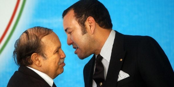 Le roi Mohammed VI (à d.) et le président Abdelaziz Bouteflika, le 22 mars 2005 lors du 17e sommet de la Ligue arabe à Alger.