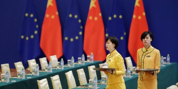 Attendants prepare for the EU-China High-level Economic Dialogue at Diaoyutai State Guesthouse in Beijing, China, June 25, 2018. REUTERS/Jason Lee TPX IMAGES OF THE DAY – RC1BD653A620 © Jason Lee /REUTERS