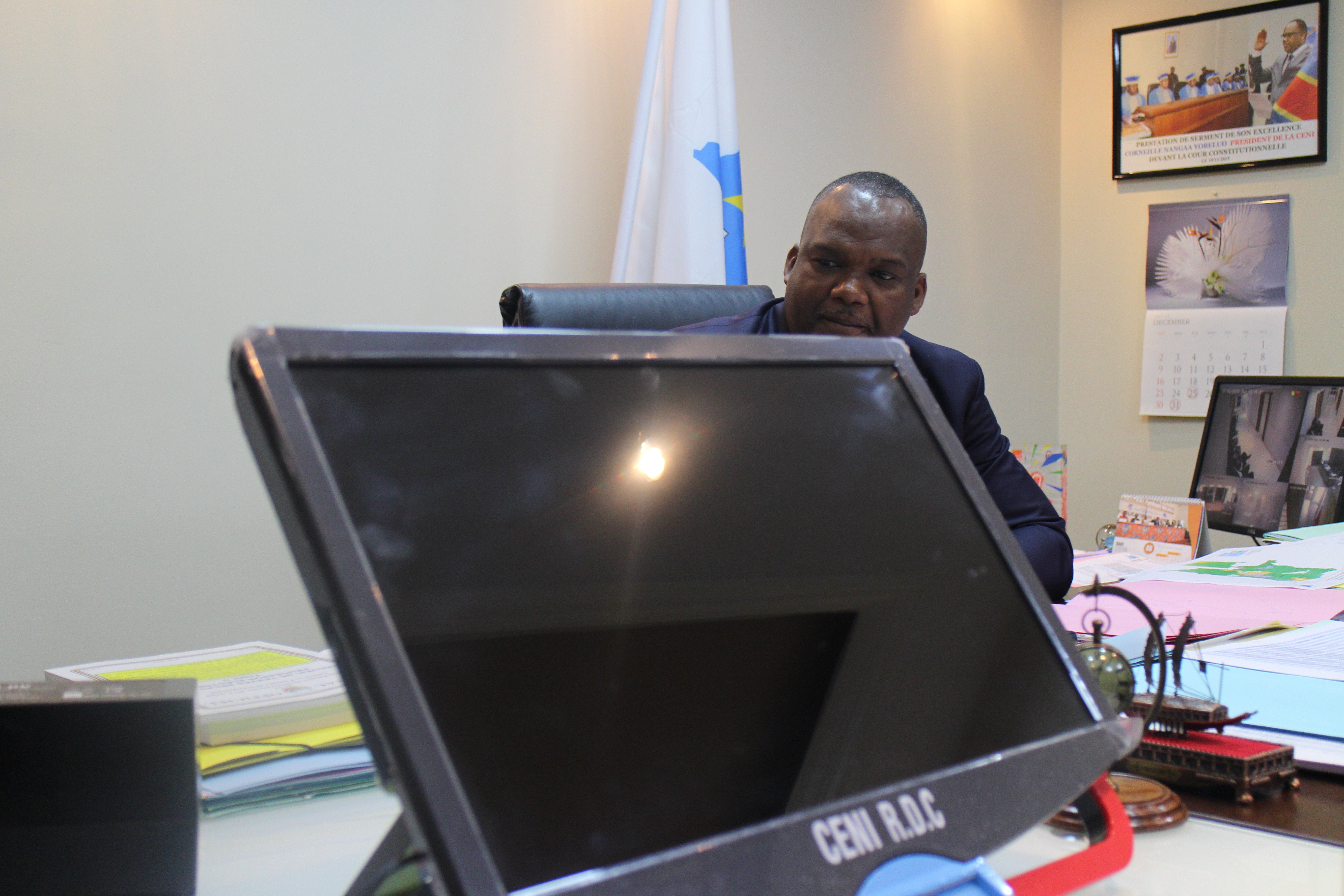 Corneille Nangaa, président de la Ceni, derrière une machine à voter, le 11 novembre 2018, à Kinshasa.