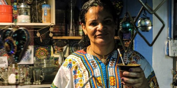 Laura Omega en train de prendre le maté, dans sa maison de Buenos Aires, le 15 mai 2018, en Argentine.