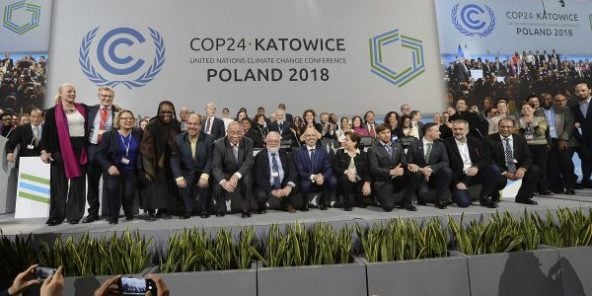 Les responsables de délégations à la clôture de la COP24 à Katowice (Pologne), le 15 décembre 2018